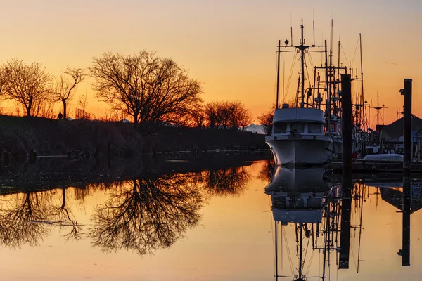 Barco ao nascer do sol na marina — Fotografia de Stock