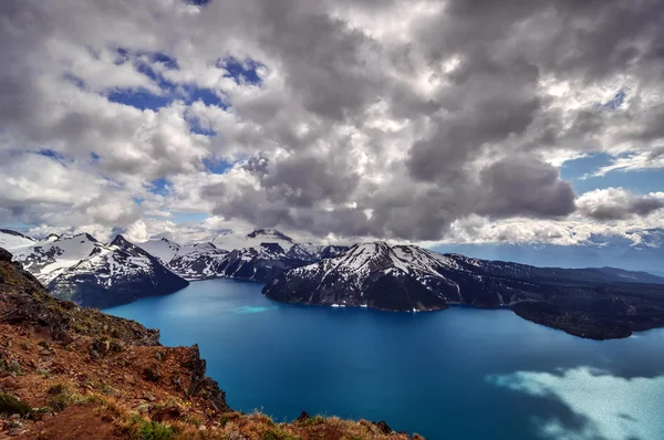 Lago de montaña brillante — Foto de Stock