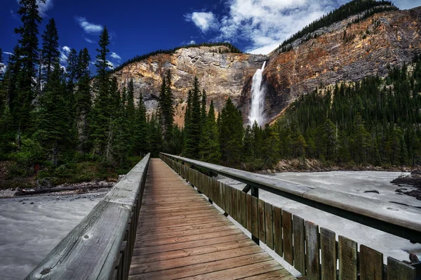 Holzweg zu den Wasserfällen — Stockfoto
