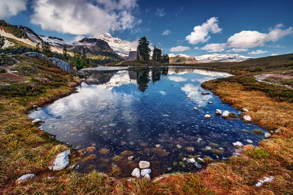 Montagne innevate e lago — Foto Stock