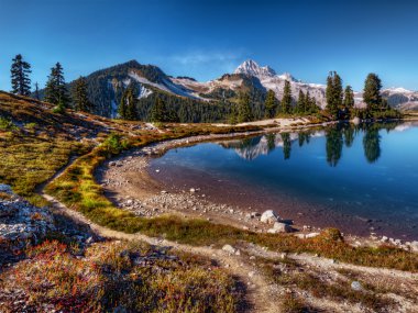 Kıvrımlı dağ göl kıyısı