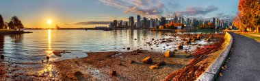 Vancouver şehir merkezindeki gündoğumu