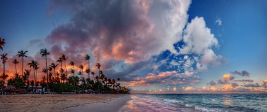 Kabarık kara bulutlar okyanus