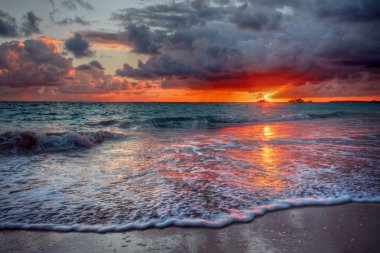 günbatımı okyanus plaj sahil üzerinde