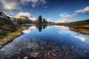 Uzak Dağları ile berrak suları