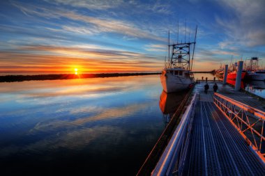 Tersane Harbor'da demirledi tekne