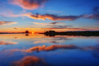 Sakin kıyıya ve kaprisli bulutlar