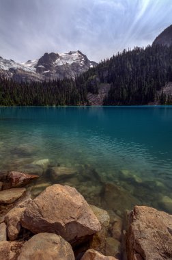 Mükemmel bir yansıması ile dağ gölü