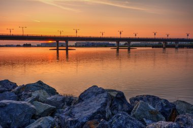 Görünümü bir köprü silueti