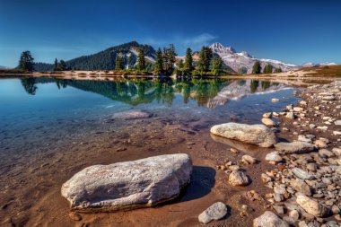 Dağlar ve berrak Gölü