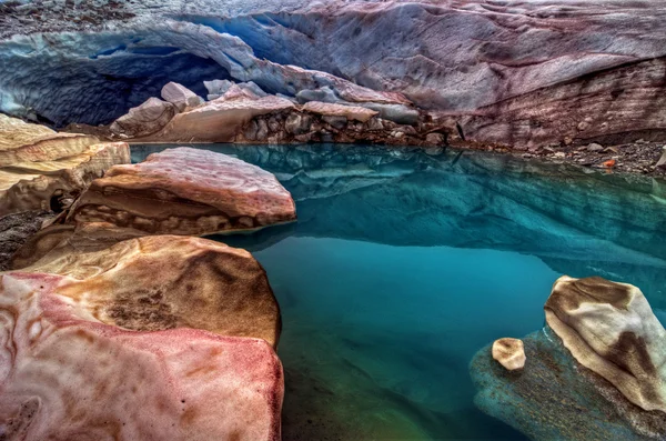 Caverna de geleira colorida — Fotografia de Stock