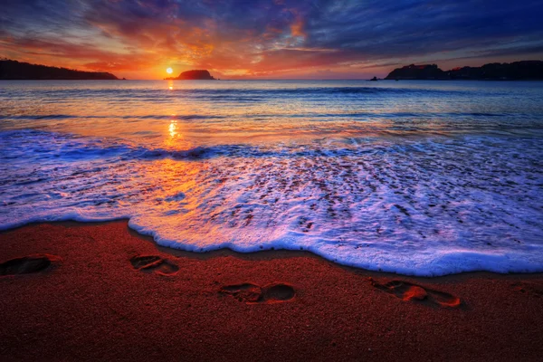 Zonsondergang over een oceaan strand kust — Stockfoto