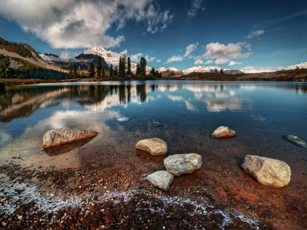 Klarer See, Kiefern und Berge — Stockfoto