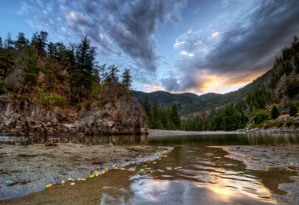 Serata tranquilla in un torrente di montagna — Foto Stock