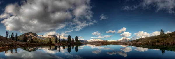 Панорамный вид на горы и озеро — стоковое фото