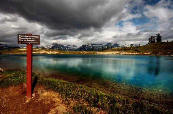 Azure mountain lake — Stock Photo, Image
