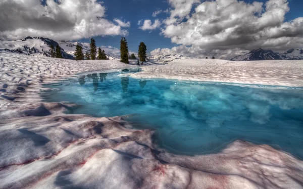 Piscina de fusión brillantemente azul — Foto de Stock