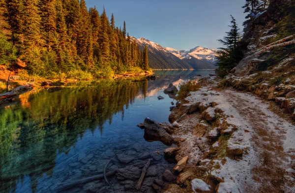 Calm mountain lake — Stock Photo, Image