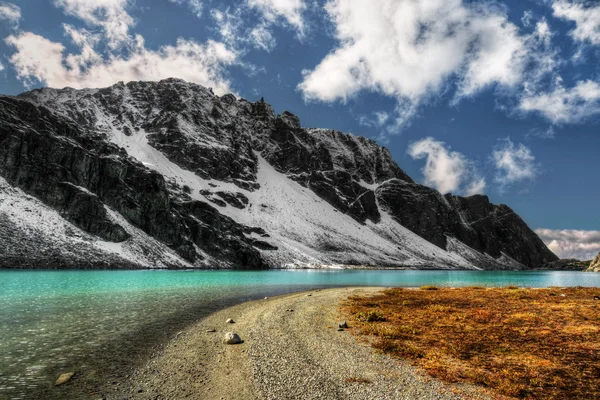 Turquoise bergmeer — Stockfoto