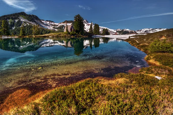 Courbure rive du lac de montagne — Photo