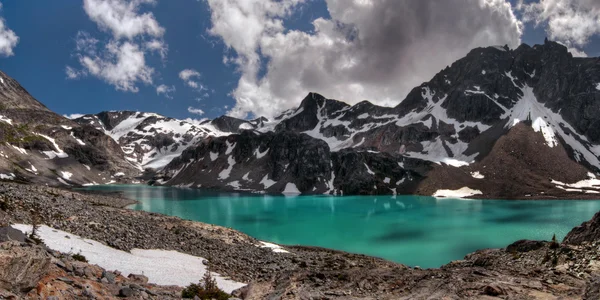 Lago de montanha azul-turquesa — Fotografia de Stock