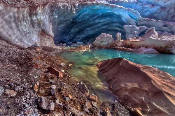 Grotta colorata del ghiacciaio — Foto Stock