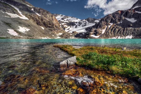 Creek stroomt in lake — Stockfoto