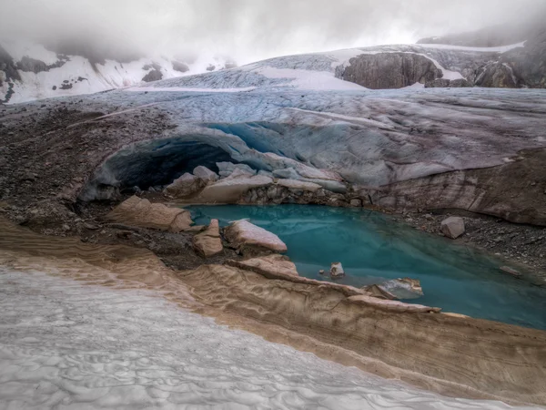 Brillantemente turchese sciogliere piscina — Foto Stock