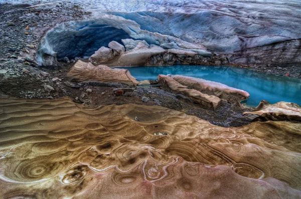 Brilhante piscina turquesa derretida — Fotografia de Stock