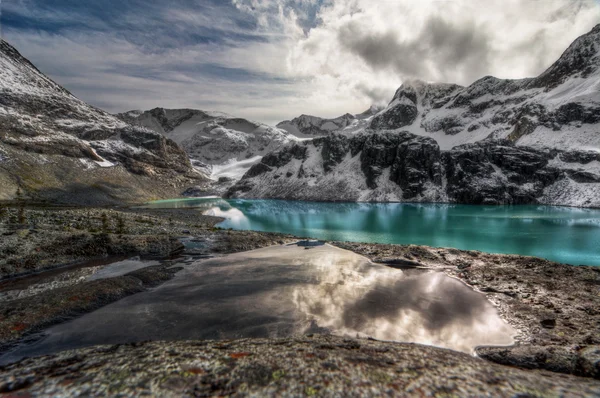 Creek stroomt in lake — Stockfoto