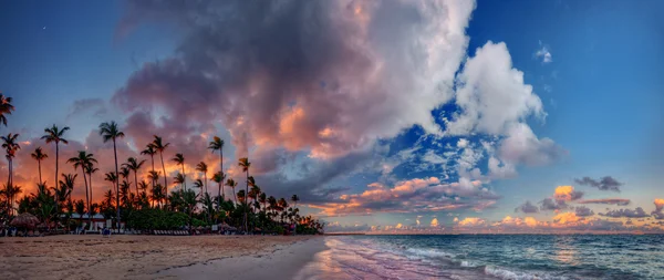 Pluizig donkere wolken boven de Oceaan — Stockfoto