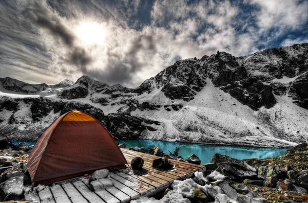 Campsite above turquoise mountain lake — Stock Photo, Image