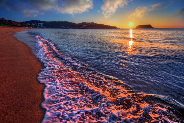 Потоптанный песок на берегу океана — стоковое фото