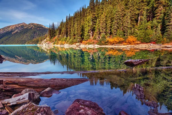 Bergsee mit perfektem Spiegelbild — Stockfoto