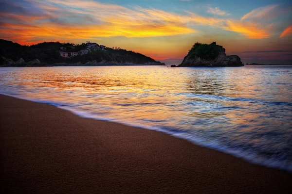 Spiaggia di sabbia tranquilla — Foto Stock