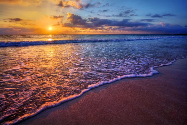 Pôr-do-sol sobre uma praia oceânica — Fotografia de Stock