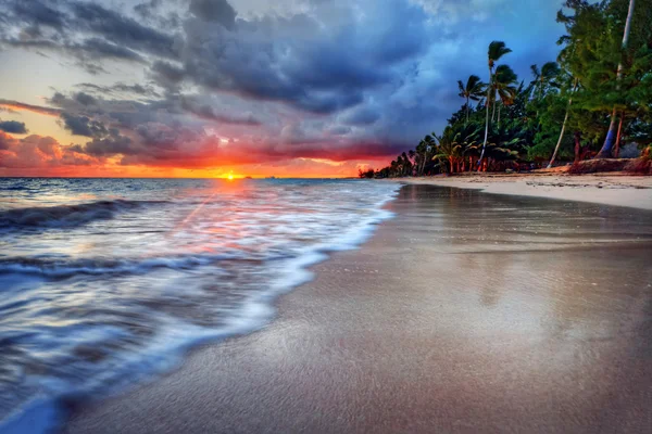 Fluffy dark clouds over ocean — Stock Photo, Image