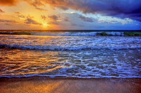 Coucher de soleil sur une plage océanique — Photo