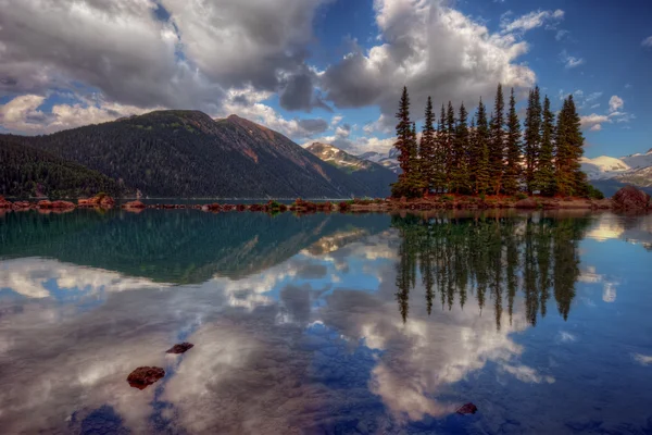 Mountain lake with a perfect reflection — Stock Photo, Image