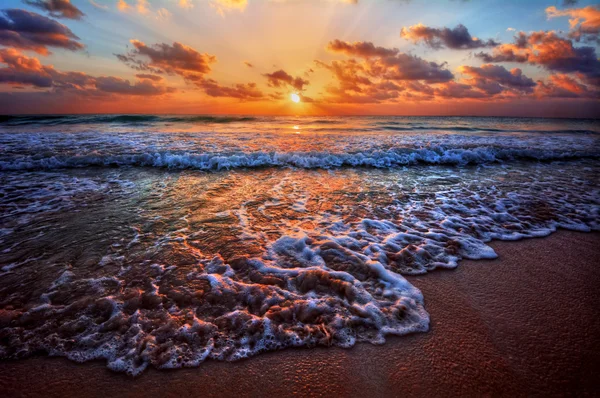 Placid shore and whimsical clouds — Stock Photo, Image