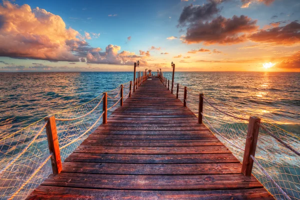 Solnedgång över havet pier — Stockfoto