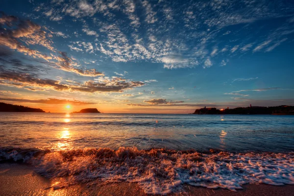 Placid shore and whimsical clouds — Stock Photo, Image