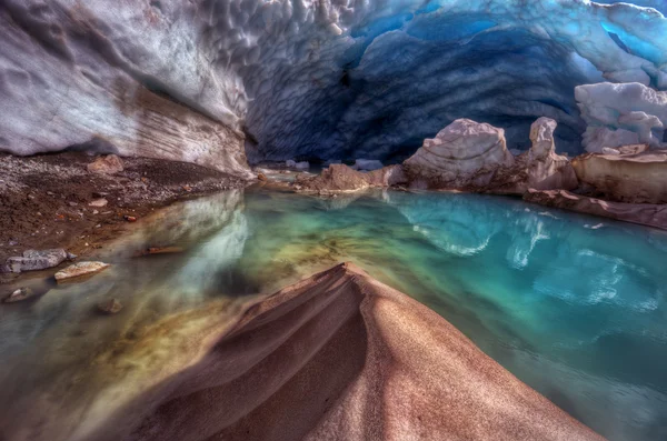 Caverna de geleira colorida — Fotografia de Stock