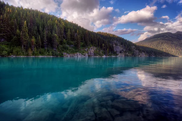 Montanha lago com um reflexo perfeito — Fotografia de Stock