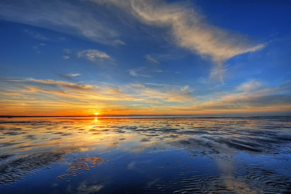 Placid shore en grillige wolken — Stockfoto