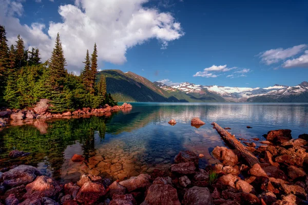 Montanha lago com um reflexo perfeito — Fotografia de Stock