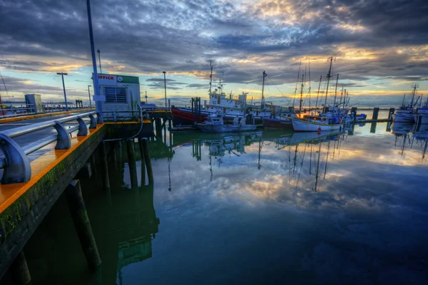 Barcos no nascer do sol nublado na marina — Fotografia de Stock