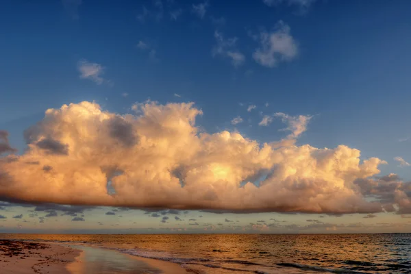 Grande nuvola soffice sulla spiaggia — Foto Stock