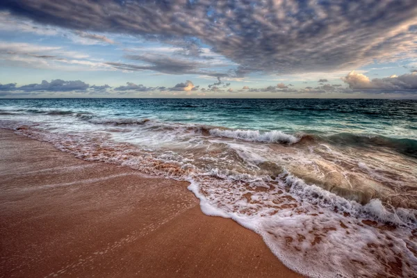 Placid shore en grillige wolken — Stockfoto