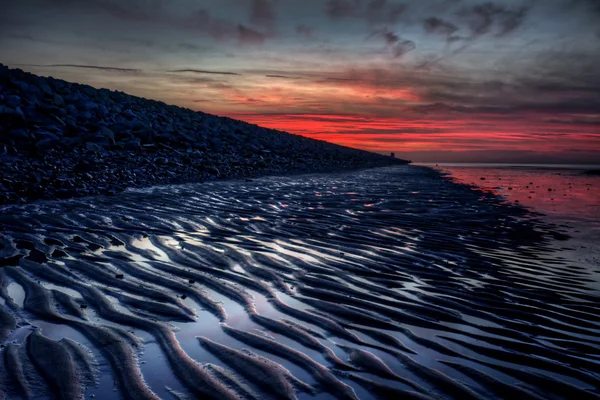 Courbes sur le sable, à gauche par les marées — Photo